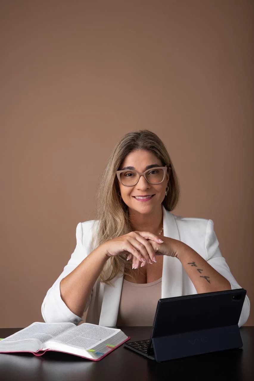 Elaine Gouvêa em seu espaço de atendimento